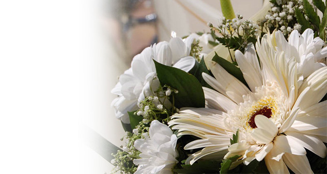 Decoración floral elegante para coches de boda clásicos - Bouquet con lazos de organza